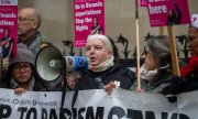 Demonstrators protesting the deportation policy outside the courthouse in London. (© picture-alliance/ZUMAPRESS.com / Tayfun Salci)