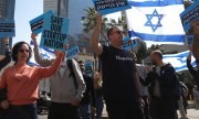Manifestants défilant dans les rues de Tel Aviv pour protester contre la réforme du système judiciaire, le 14 février. (© picture alliance / EPA / ABIR SULTAN)