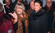 Alice Schwarzer (left) and Sahra Wagenknecht at the event. (© picture alliance / SULUPRESS.DE / Marc Vorwerk)