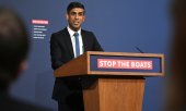 Die Regierung von Premier Rishi Sunak betont, auf dem Weg nach Großbritannien gebe es genügend andere Staaten, in denen man Asyl beantragen könne. (© picture alliance / ASSOCIATED PRESS / Leon Neal)