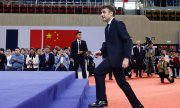 Fransa Cumhurbaşkanı Emmanuel Macron, Guangzhou'daki Sun Yat-sen Üniversitesi'nde. (© picture alliance / ASSOCIATED PRESS / Gonzalo Fuentes)