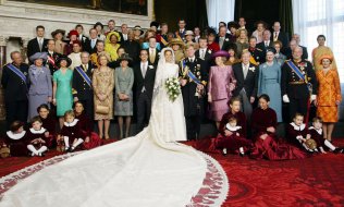 Arşiv görüntüsü: Avrupa'nın kraliyet aileleri, Willem-Alexander'in 2002'deki düğününde hep bir arada. (© picture-alliance / ANP / ANP)