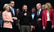 From left: EU Commission President von der Leyen, Polish PM Morawiecki, Zelensky, German Chancellor Scholz and EU Parliament President Metsola at the award ceremony. (© picture alliance/dpa/dpa-Pool / Federico Gambarini)