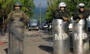 KFOR-Soldaten sichern das Gebäude der Stadtverwaltung in Zvecan. (© picture alliance/ASSOCIATED PRESS/Dejan Simicevic)