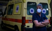 An ambulance outside a hospital in Athens in 2021. (© picture alliance / ASSOCIATED PRESS / Thanassis Stavrakis)