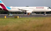 Klimaaktivisten blockieren den Betrieb am Flughafen Düsseldorf. (© picture alliance / EPA  FRIEDEMANN VOGEL)