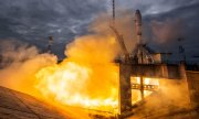 Luna-25 and its Soyuz rocket at launch on 11 August. (© picture-alliance/dpa/TASS/Sergei Savostyanov)