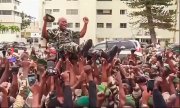 Jubilant supporters of the coup carry General Oligui Nguema in Gabon's capital Libreville. (© picture-alliance/EPA / STRINGER)