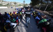 Lampedusa Adası'ndaki sığınmacılar ve polis. (© picture-alliance/ZUMAPRESS.com/Ciro Fusco)