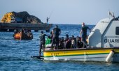 Göçmenleri taşıyan bir teknenin Lampedusa'ya varışını izleyen İtalyan sınır muhafızları. (© picture alliance / Photoshot)