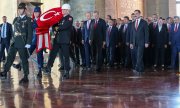 Erdoğan Atatürk'ün mozolesine çelenk bırakırken. (© picture alliance / ZUMAPRESS.com / Tunahan Turhan)