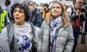 Greta Thunberg (rechts) und die Rednerin Sahar Shirzad am 12. November in Amsterdam. (© picture alliance / EPA / ROBIN UTRECHT)