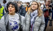 Greta Thunberg (right) and speaker Sahar Shirzad on 12 November in Amsterdam. (© picture alliance / EPA / ROBIN UTRECHT)
