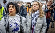 Грета Тунберг (справа) и демонстрантка Сахар Ширзад на митинге в Амстердаме 12 ноября 2023 года. (© picture alliance/epa/Робин Утрехт)