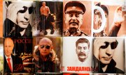 St. Petersburg'da satılan Putin ve Stalin baskılı objeler. (© picture-alliance/dpa)