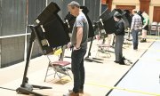 Voters cast their ballots in Arkansas. (© picture alliance/ASSOCIATED PRESS/Michael Woods)