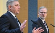 Slovakian Prime Minister Robert Fico (left) together with Czech PM Petr Fiala at a press conference in November 2023 (© picture alliance / CTK/Michal Kamaryt)