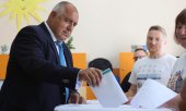 Borisov casts his vote. (© picture alliance / ASSOCIATED PRESS / Valentina Petrova)