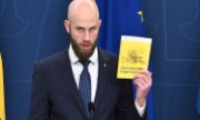 Sweden's Civil Defence Minister Carl-Oskar Bohlin with the brochure ‘When crisis or war comes’. (© picture alliance / ASSOCIATED PRESS / Claudio Bresciani)