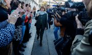 Kadınlar mahkeme önünde Gisèle Pelicot'ya destek tezahüratları yaparken. (© picture alliance/dpa/MAXPPP / Christophe Agostinis)