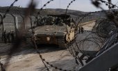 Israeli troops near the buffer zone with Syria on the Golan Heights. (© picture alliance / Associated Press / Matias Delacroix)