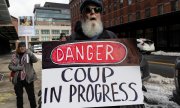 Опасность! Происходит переворот! - акция протеста  у филиала Tesla в Манхэттене. (© picture-alliance/Zumapress.com/Джина М. Рандаццо)