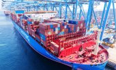 Qingdao limanındaki bir konteyner gemisi. (© picture-alliance/CFOTO)