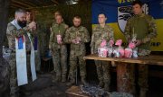 Ukrainische Soldaten beim Ostergottesdienst. (© picture alliance / ASSOCIATED PRESS / Mykola Oliinyk)