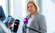 La ministre allemande de l'Intérieur sur le départ, Nancy Faeser, s'exprime le 2 mai, à Wiesbaden, sur la classification de l'AfD. (© picture alliance/dpa/Andreas Arnold)