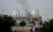 Mosque allegedly hit by an Indian missile strike in Bahawalpur, Pakistan. (© picture-alliance/ASSOCIATED PRESS / Asim Tanveer)