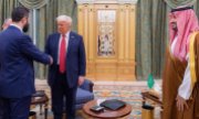 The meeting was arranged by Saudi host Crown Prince Mohammed bin Salman (right). (© picture alliance / ZUMAPRESS.com / Saudi Press Agency)