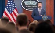 Pentagon-Sprecher Sean Parnell bei der Pressekonferenz in Washington am 2. Juli. (© picture alliance / ASSOCIATED PRESS / Mark Schiefelbein)