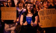 Proteste gegen die Verabschiedung des Gesetzes in der Nähe des Präsidentenbüros in Kyiv am Abend des 22. Juli 2025. (picture alliance / REUTERS  Stanislav Kozliuk)