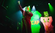 Kneecap bei einem Auftritt am 8. Juli 2025 in Glasgow. (© picture alliance / Photoshot)