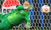 Die englische Torhüterin Hannah Hampton hält einen Schuss der Spanierin Mariona Caldentey während des Elfmeterschießens im Finale der Frauen-Fußball-EM 2025, am Sonntag, 27. Juli 2025. (© picture alliance/ASSOCIATED PRESS/Alessandra Tarantino)