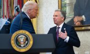 En avril, Steve Witkoff (ici aux côtés du président américain Donald Trump en mai 2025) avait rencontré le président russe Vladimir Poutine – une nouvelle entrevue est-elle envisageable ? (© picture alliance / abaca / Pool/ABACA)