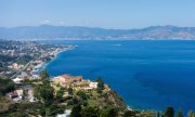 Blick auf die Straße von Messina, wo die Hängebrücke gebaut werden soll. (© picture alliance / Photoshot / Stefano Costantino TTL / Avalon)