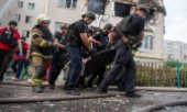 Россия продолжает наносить удары: спасатели эвакуируют пострадавших после удара по жилому дому в Харькове. Понедельник, 18 августа 2025 года. (© picture alliance/Anadolu/Сергей Масин)
