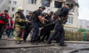 Russland setzt die Angriffe fort: Ukrainische Rettungskräfte bergen Verletzte nach einem Einschlag in ein Wohnhaus in Charkiw am Montag, 18. August. (© picture alliance / Anadolu / Serhii Masin)