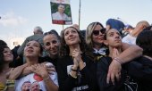 Israelis warten auf die Freilassung der verbliebenen Geiseln in der israelischen Stadt Tel Aviv. (© picture-alliance/ ASSOCIATED PRESS / Oded Balilty)