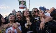 Israelis await the release of the remaining hostages in Tel Aviv. (© picture-alliance/ ASSOCIATED PRESS / Oded Balilty)