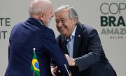 Brasiliens Präsident Luiz Inácio Lula da Silva (links) begrüßte UN-Generalsekretär António Guterres am Donnerstag bei einer Vorveranstaltung der COP30. (© picture alliance / ASSOCIATED PRESS / Eraldo Peres)