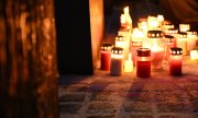 In remembrance: candles at the Holocaust Memorial in Berlin. (© picture alliance/dpa/Markus Lenhardt)