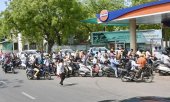 Les pays asiatiques connaissent déjà des goulets d'étranglement dans l'approvisionnement de carburant. Ici, attente devant une station essence à Ahmedabad, en Inde. (© picture-alliance/dpa)