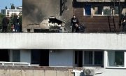 Beim Einschlag der Drohne brach im obersten Stockwerk des Wohnblocks ein Brand aus. (© picture alliance / Anadolu / Stringer)