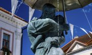 Die Skulptur küssender Studenten unterm Regenschirm ist ein Wahrzeichen der estnischen Stadt Tartu. (© picture alliance / imageBROKER / Roland Marske)