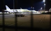 An-124-Frachtmaschinen von Antonov Airlines auf dem Flughafen Leipzig/Halle. Sie transportieren neben ziviler Fracht auch militärische bedeutsame Güter in Richtung Ukraine. (© picture alliance/dpa / Hendrik Schmidt)