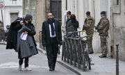 Soldaten bewachen den Eingang einer jüdischen Schule im Pariser Viertel Marais. (© picture-alliance/dpa)