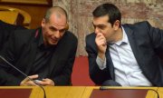 According to media reports Prime Minister Tsipras has put a muzzle on Finance Minister Varoufakis on the grounds that he is giving too many interviews. (© picture-alliance/dpa)