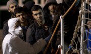 28 Flüchtlinge konnten gerettet werden - so wie diese Migranten, die am Sonntag aus dem Meer vor Sizilien lebend geborgen wurden. (© picture-alliance/dpa)
